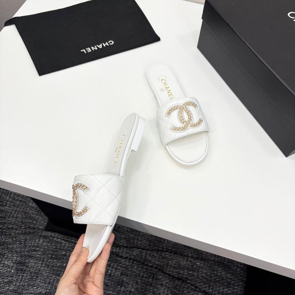 CC 25 Doubble Chain Embroidered Slippers White Quilted Sheepskin 352489