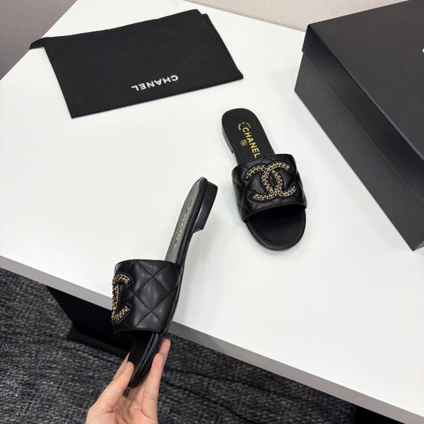 CC 25 Pantofole con doppia catena ricamata in pelle di pecora trapuntata nera 352490