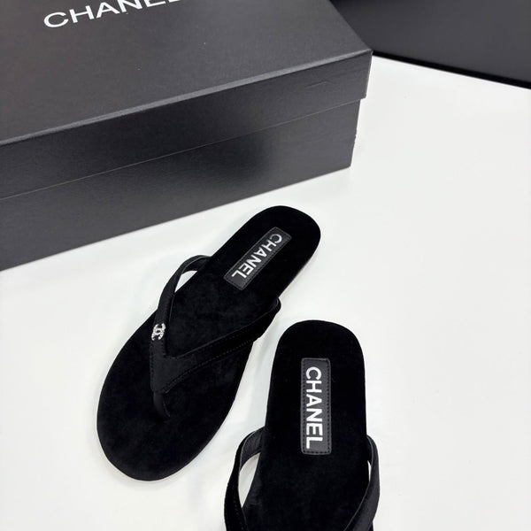 Sandalo infradito con logo in cristallo CC in velluto nero 352478