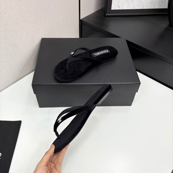 Sandalo infradito con logo in cristallo CC in velluto nero 352478