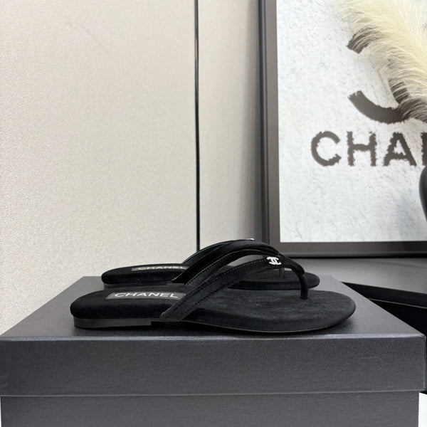 Sandalo infradito con logo in cristallo CC in velluto nero 352478