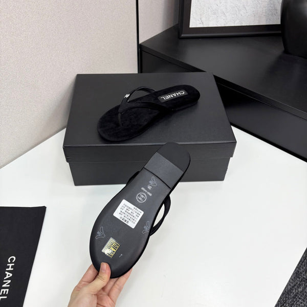 Sandalo infradito con logo in cristallo CC in velluto nero 352478