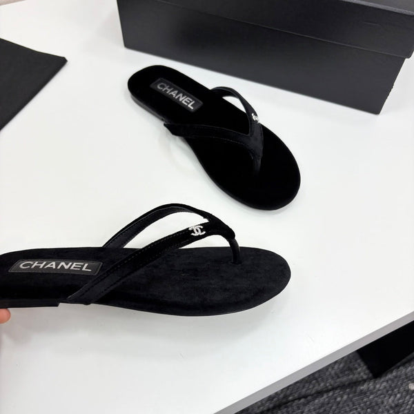 Sandalo infradito con logo in cristallo CC in velluto nero 352478