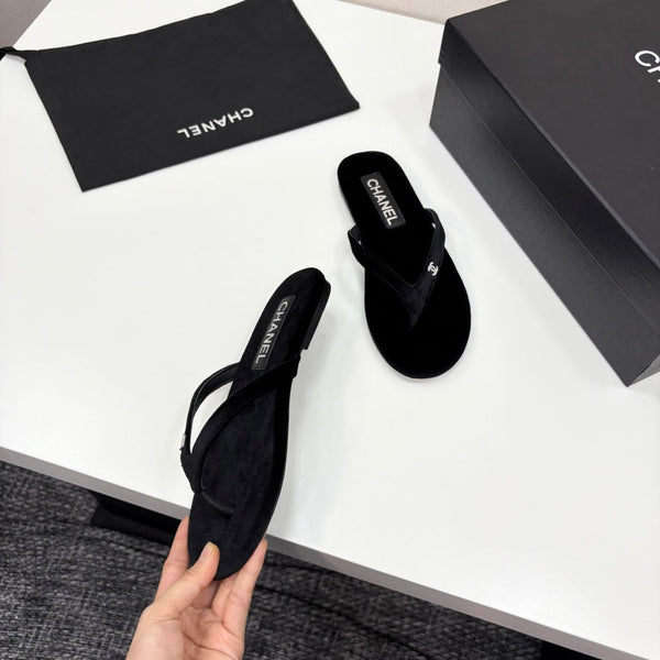 Sandalo infradito con logo in cristallo CC in velluto nero 352478