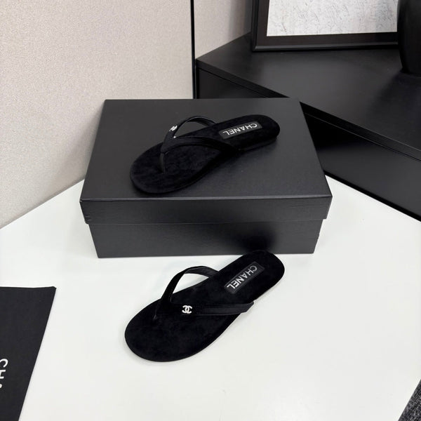 Sandalo infradito con logo in cristallo CC in velluto nero 352478