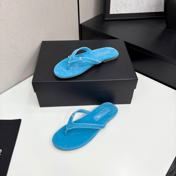 Sandalo infradito con logo in cristallo CC in velluto blu cielo 352479