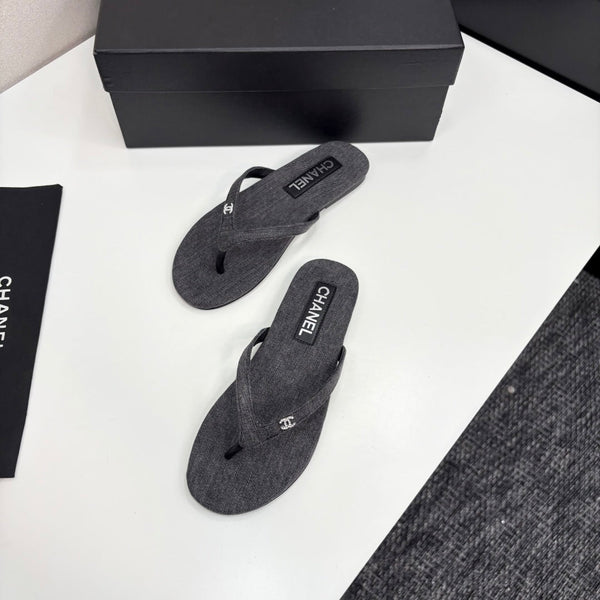 CC Crystal Logo Thong Sandal Grey Fabric And Sheepskin 352482