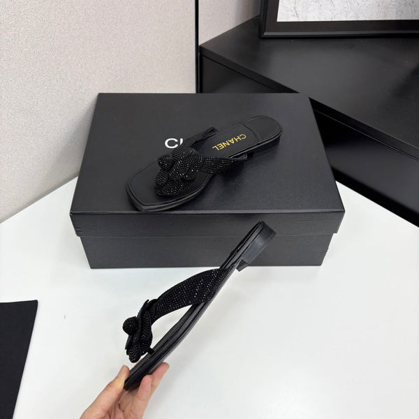 CC 25 Camellia Thong Sandals Black Stone Grain And Sheepskin 368834