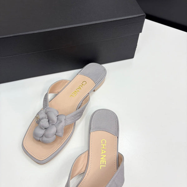 CC 25 Camellia Thong Sandals Grey Beige Sheepskin And Fabric 368837