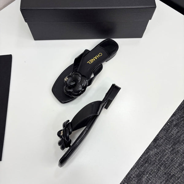 CC 25 Camellia Thong Sandals Black Sheepskin 368839