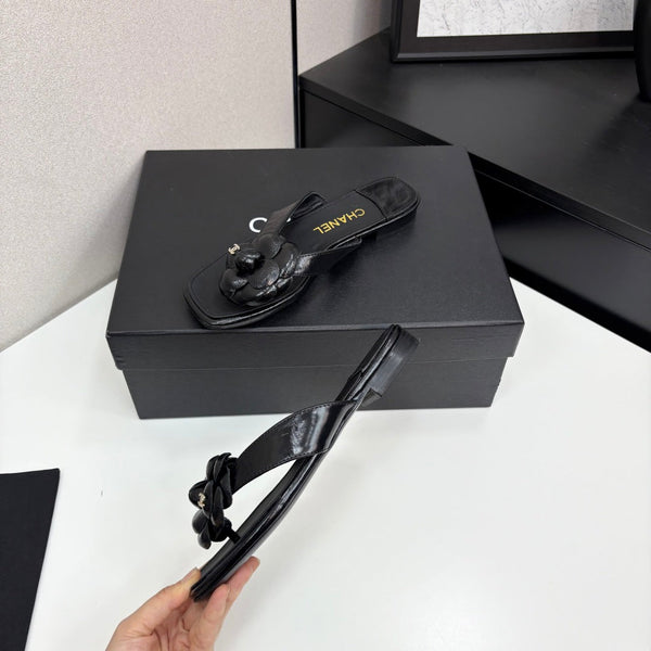 CC 25 Camellia Thong Sandals Black Sheepskin 368839