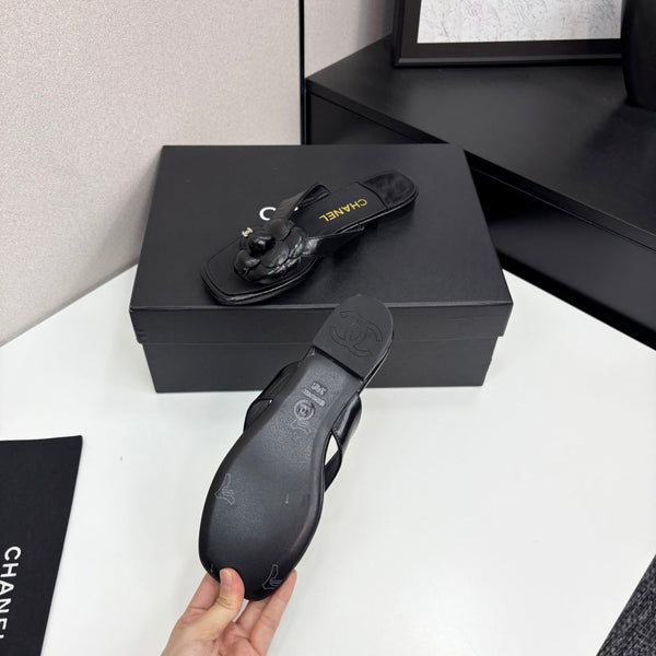 CC 25 Camellia Thong Sandals Black Sheepskin 368839