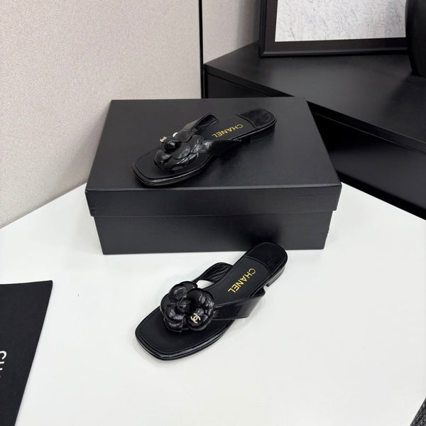 CC 25 Camellia Thong Sandals Black Sheepskin 368839