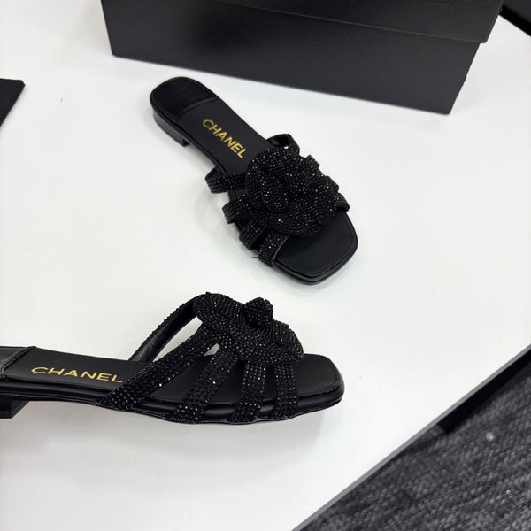 CC 25 Camellia Open Flat Mule Nero Pietra Grana e Pelle di Pecora 368851