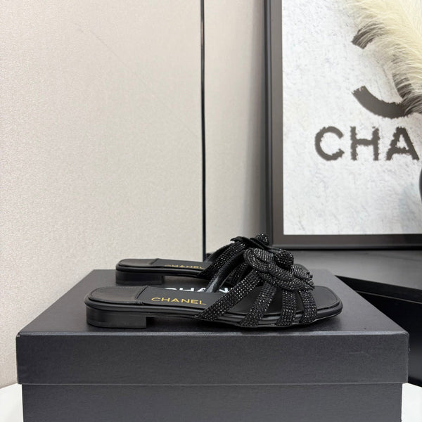 CC 25 Camellia Open Flat Mule Nero Pietra Grana e Pelle di Pecora 368851