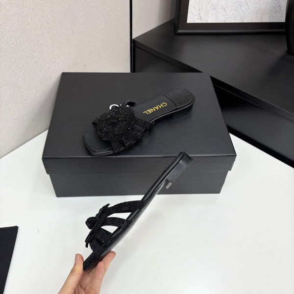 CC 25 Camellia Open Flat Mule Nero Pietra Grana e Pelle di Pecora 368851