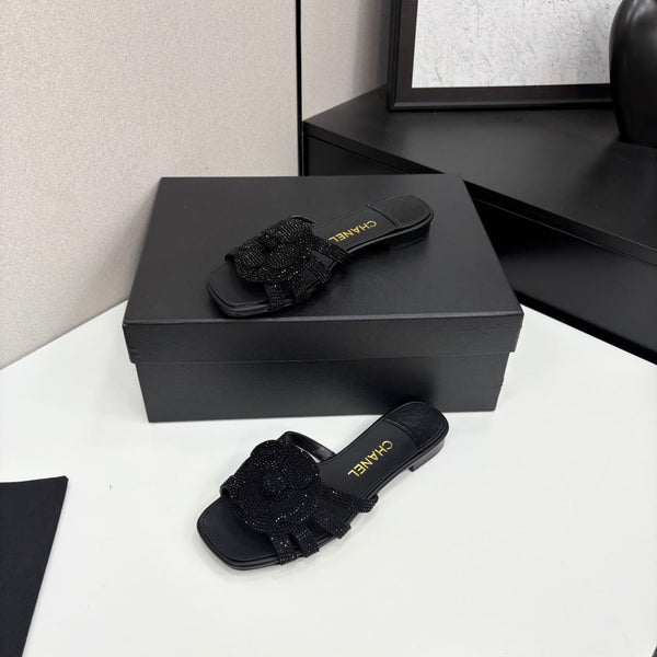 CC 25 Camellia Open Flat Mule Nero Pietra Grana e Pelle di Pecora 368851