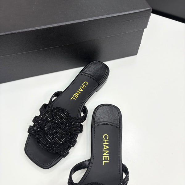 CC 25 Camellia Open Flat Mule Nero Pietra Grana e Pelle di Pecora 368851