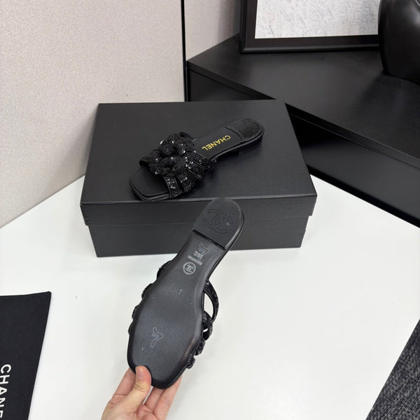 CC 25 Camellia Open Flat Mule Nero Tessuto Glitter Grosso e Pelle di Pecora 368853