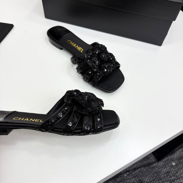 CC 25 Camellia Open Flat Mule Nero Tessuto Glitter Grosso e Pelle di Pecora 368853