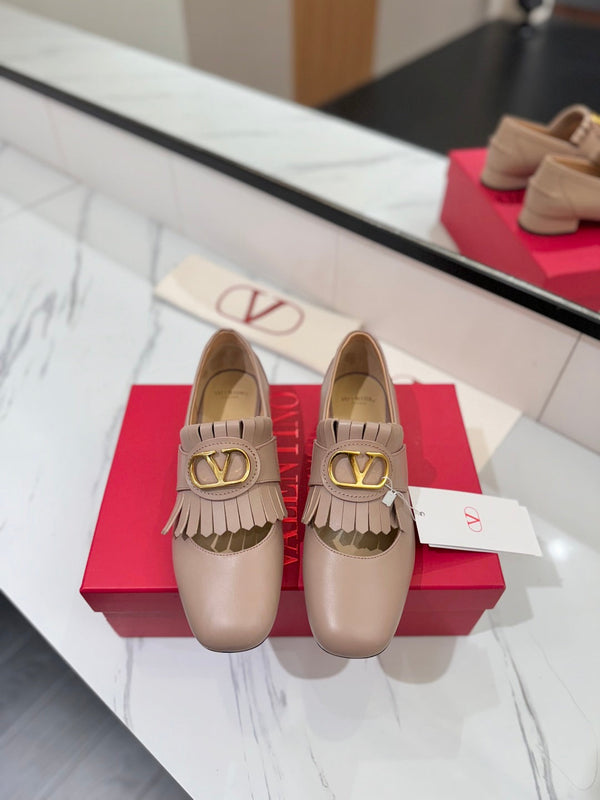 VT 2025 Signature Loafer Pure Beige Calf Leather 295074