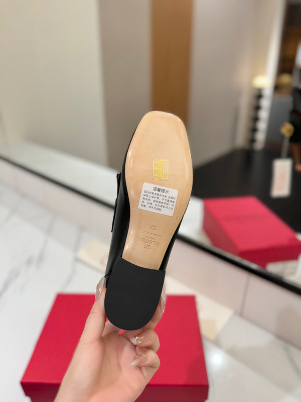 VT 2025 Signature Loafer Black Calf Leather 295075