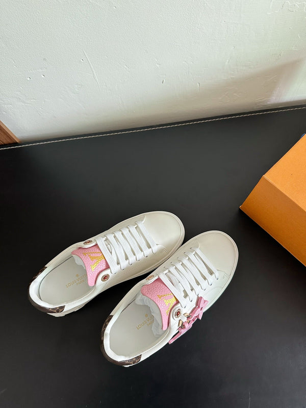 Sneakers LV Time Out in pelle di vitello bianca e rosa mista