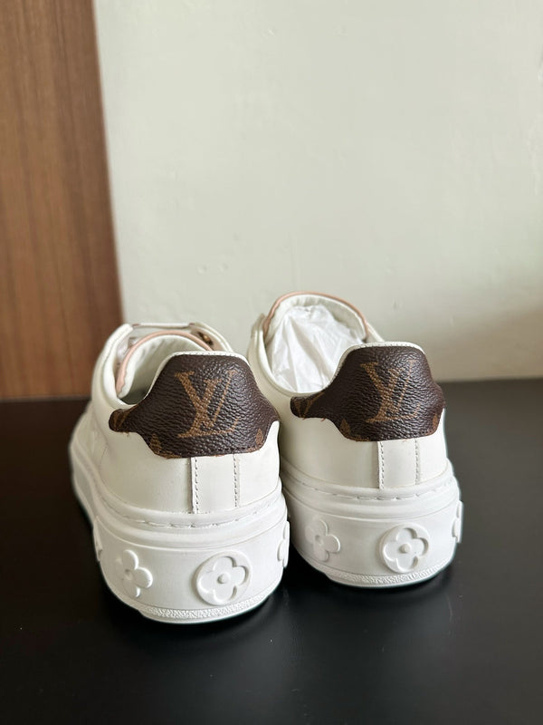 Sneakers LV Time Out in pelle di vitello bianca e marrone