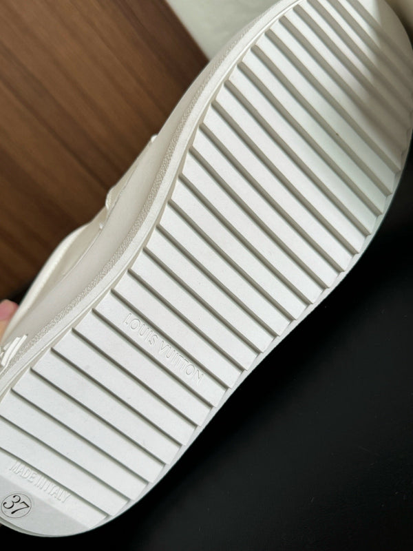 Sneakers LV Time Out in pelle di vitello bianca