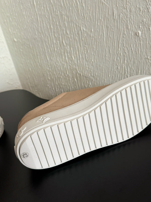 Sneakers LV Time Out in pelle di vitello monogramma marrone chiaro