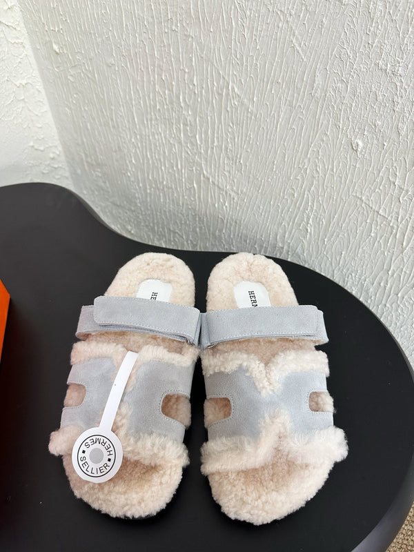 Sandalo HM Cyprus in pelle scamosciata bianca e fodera in pile grigio chiaro e blu 961137