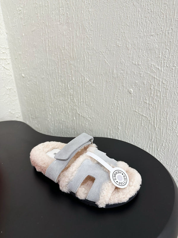 Sandalo HM Cyprus in pelle scamosciata bianca e fodera in pile grigio chiaro e blu 961137