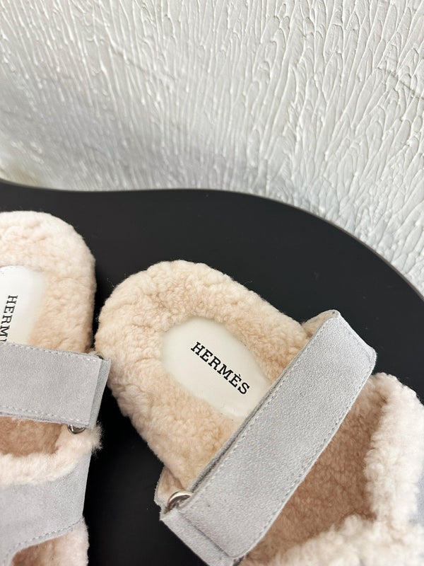 Sandalo HM Cyprus in pelle scamosciata bianca e fodera in pile grigio chiaro e blu 961137