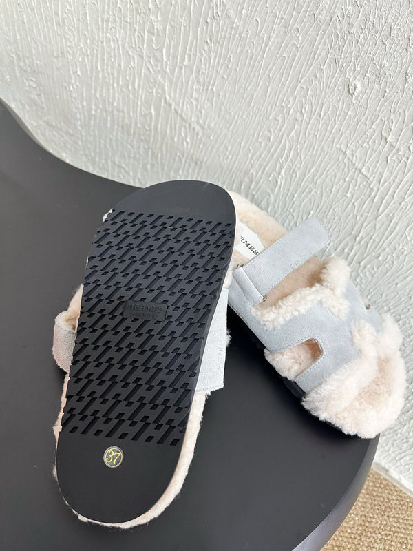 Sandalo HM Cyprus in pelle scamosciata bianca e fodera in pile grigio chiaro e blu 961137