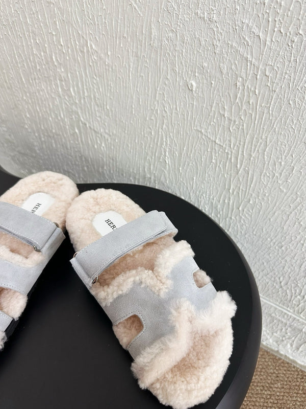 Sandalo HM Cyprus in pelle scamosciata bianca e fodera in pile grigio chiaro e blu 961137