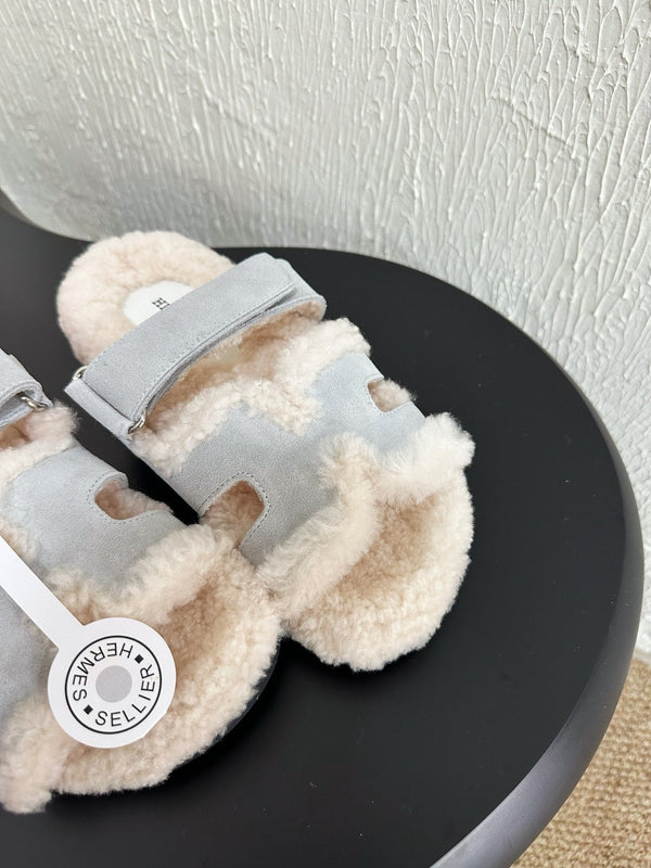 Sandalo HM Cyprus in pelle scamosciata bianca e fodera in pile grigio chiaro e blu 961137