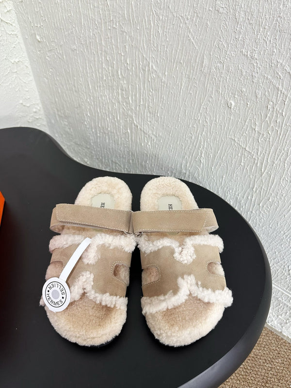 Sandalo HM Cyprus in pelle scamosciata bianca e fodera in pile color marrone chiaro 961139