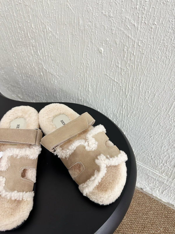 Sandalo HM Cyprus in pelle scamosciata bianca e fodera in pile color marrone chiaro 961139