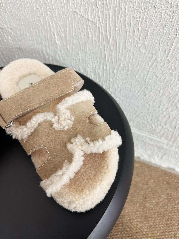 Sandalo HM Cyprus in pelle scamosciata bianca e fodera in pile color marrone chiaro 961139