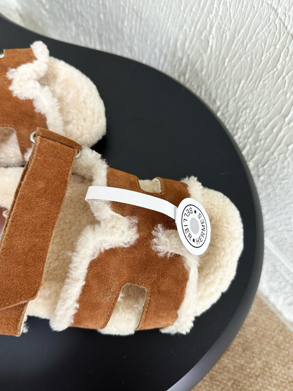 Sandalo HM Chypre in pelle scamosciata bianca e fodera in pile color caramello 961140