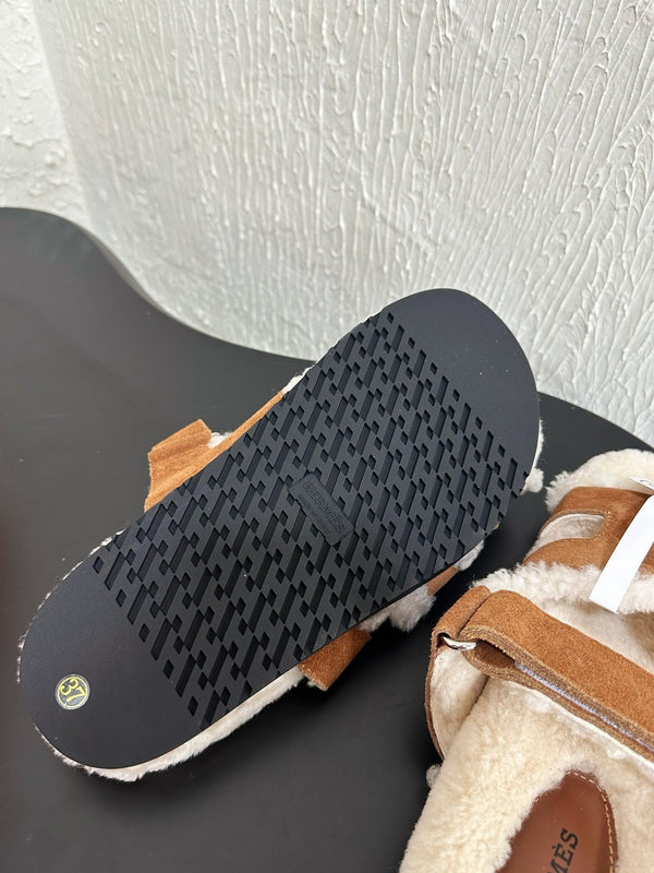 Sandalo HM Chypre in pelle scamosciata bianca e fodera in pile color caramello 961140