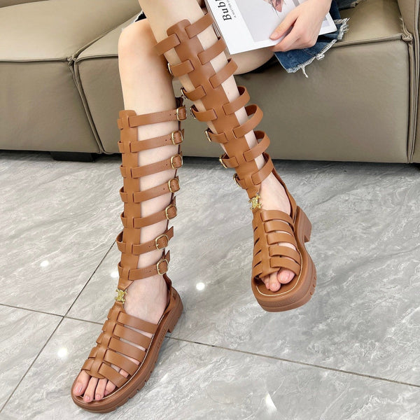 Stivali alti Triomphe con fibbie in pelle color marrone pan di zenzero