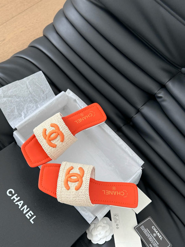 WOVEN SLIDE IN RAFFIA AND VIVID ORANGE LAMBSKIN