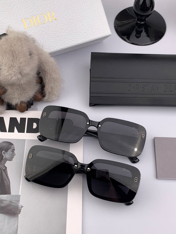 MONTAIGNE SUNGLASS CD5771 IN BLACK ACETATE