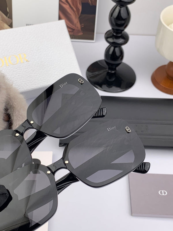 MONTAIGNE SUNGLASS CD5771 IN BLACK ACETATE