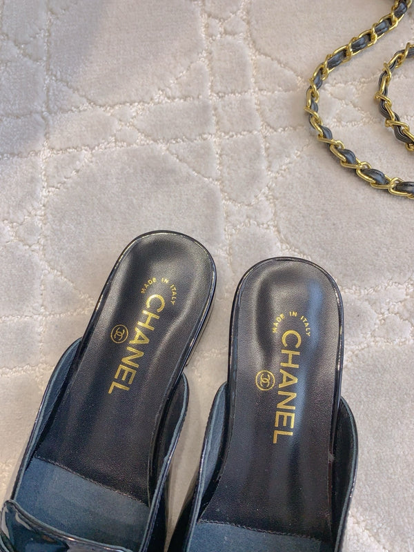 MULE PIATTA 2 CM IN VITELLO VERNICIATO NERO