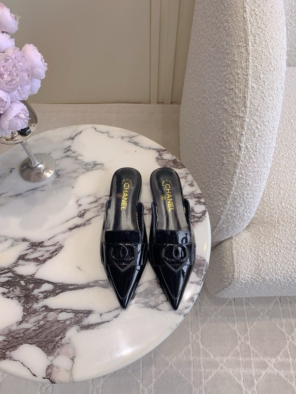 MULE PIATTA 2 CM IN VITELLO VERNICIATO NERO