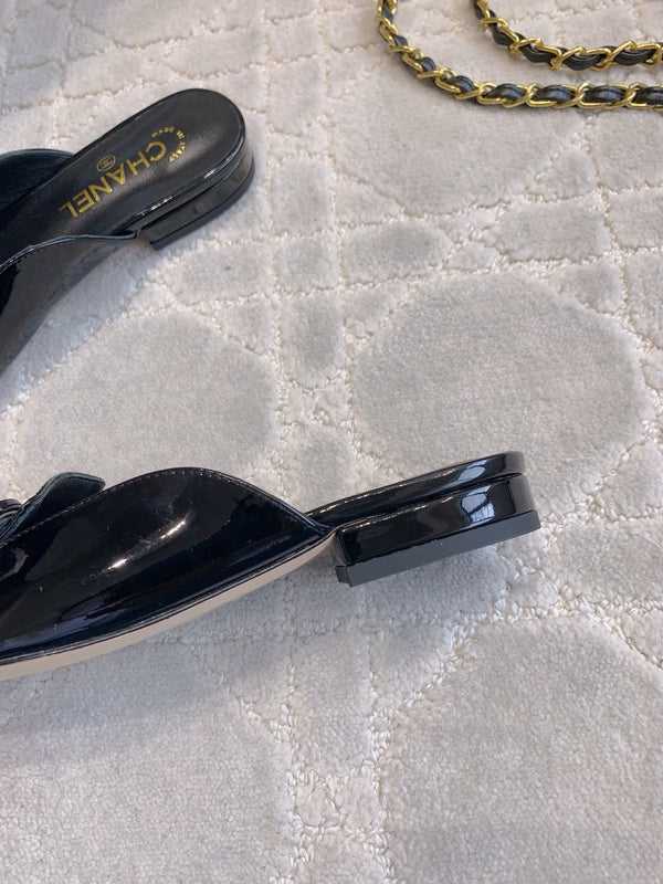 MULE PIATTA 2 CM IN VITELLO VERNICIATO NERO