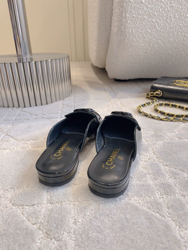 MULE PIATTA 2 CM IN VITELLO VERNICIATO NERO