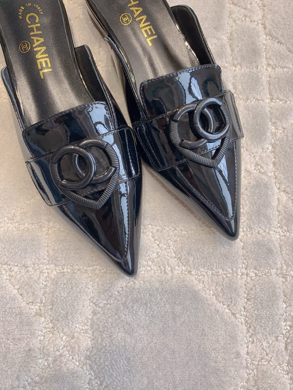 MULE PIATTA 2 CM IN VITELLO VERNICIATO NERO